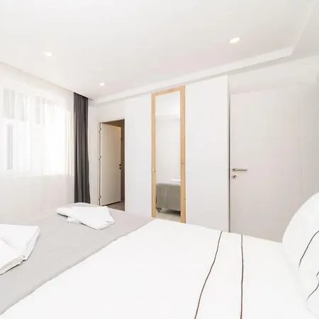 Flat With Balcony And Terrace In Muratpasa *