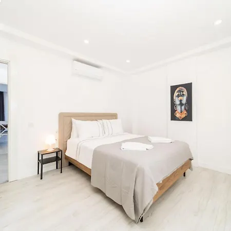 Flat With Balcony And Terrace In Muratpasa