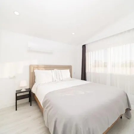 Flat With Balcony And Terrace In Muratpasa Διαμέρισμα