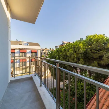 Flat With Balcony And Terrace In Muratpasa Διαμέρισμα *