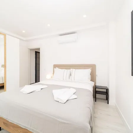 Flat With Balcony And Terrace In Muratpasa Διαμέρισμα