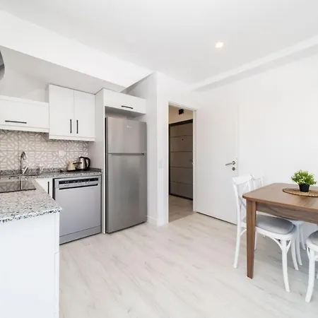 Flat With Balcony And Terrace In Muratpasa *